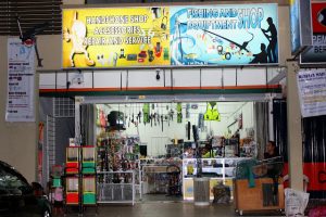 Kedai pancing di Kuang, Malaysia